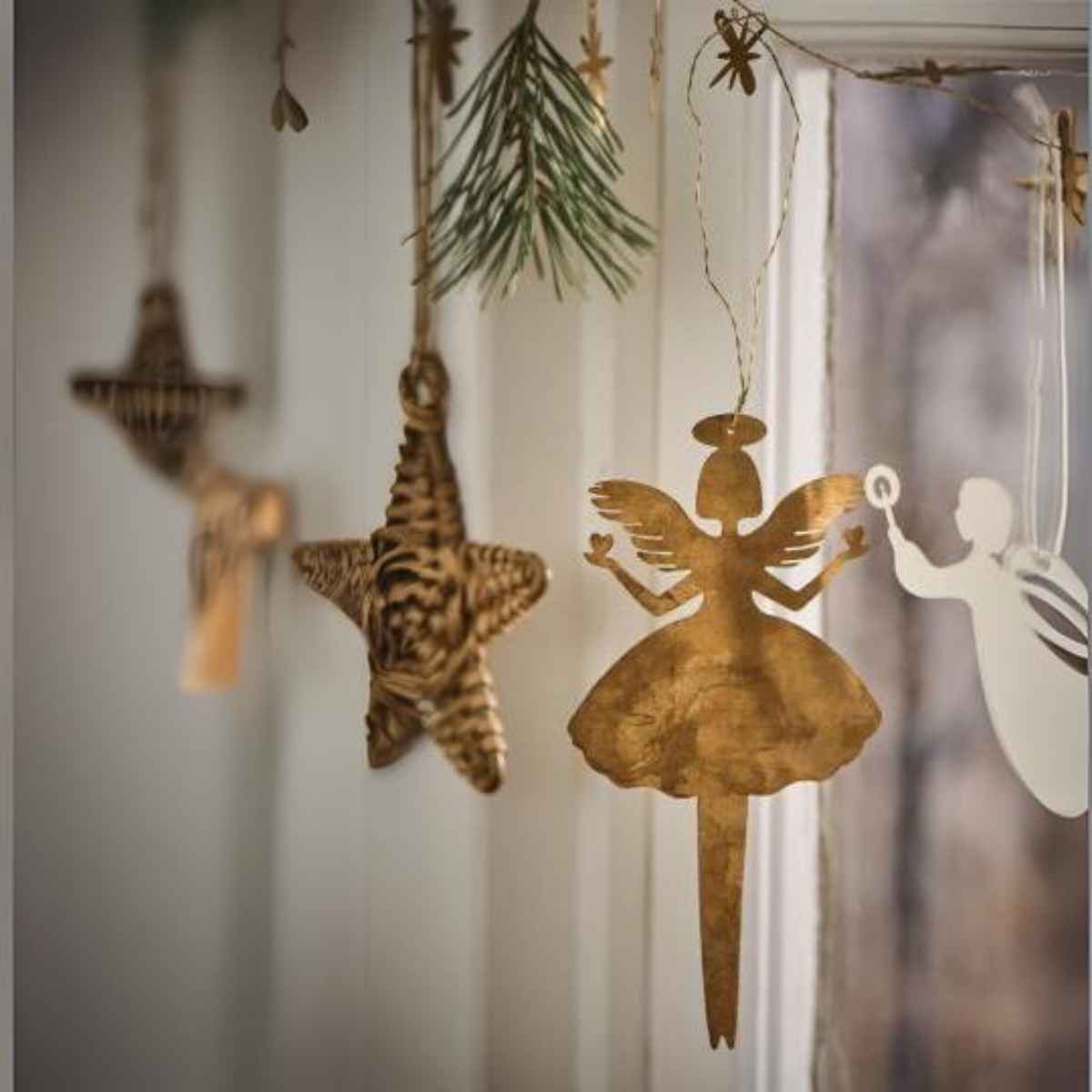 Висулка ангел със сърце в ръцете, месинг