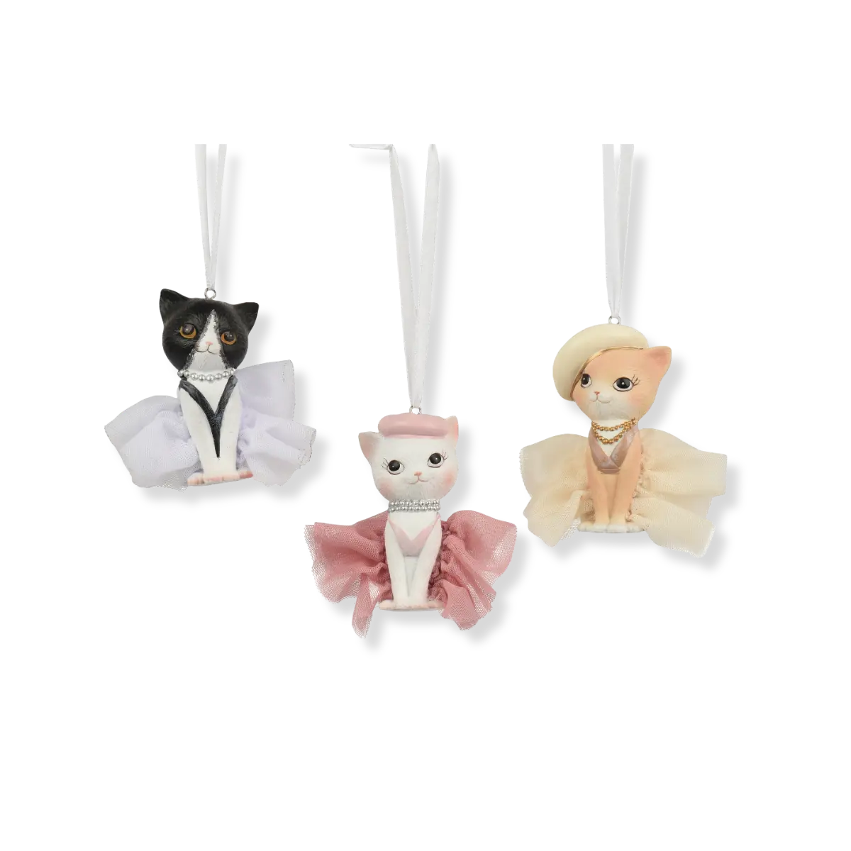 Седящи котета с тюлени поли и колиета. Ръчно изработени декоративни фигури за окачване от полирезин с размер 9 сантиметра. Три вида - черно, оранжево и бяло коте.