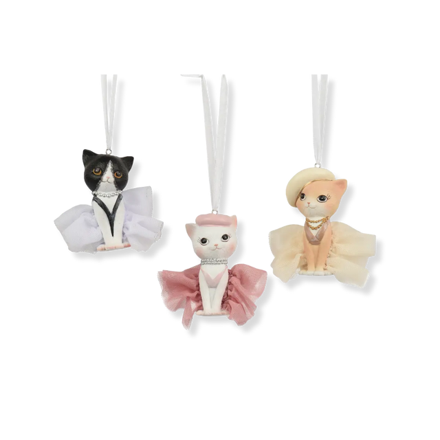 Седящи котета с тюлени поли и колиета. Ръчно изработени декоративни фигури за окачване от полирезин с размер 9 сантиметра. Три вида - черно, оранжево и бяло коте.